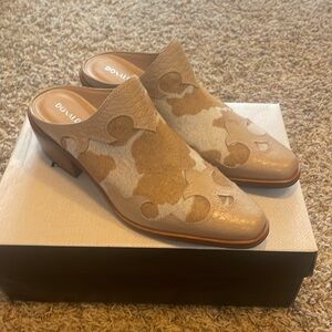 Donald Pliner “Mindy” western style shoe. NWT. Size 7.5